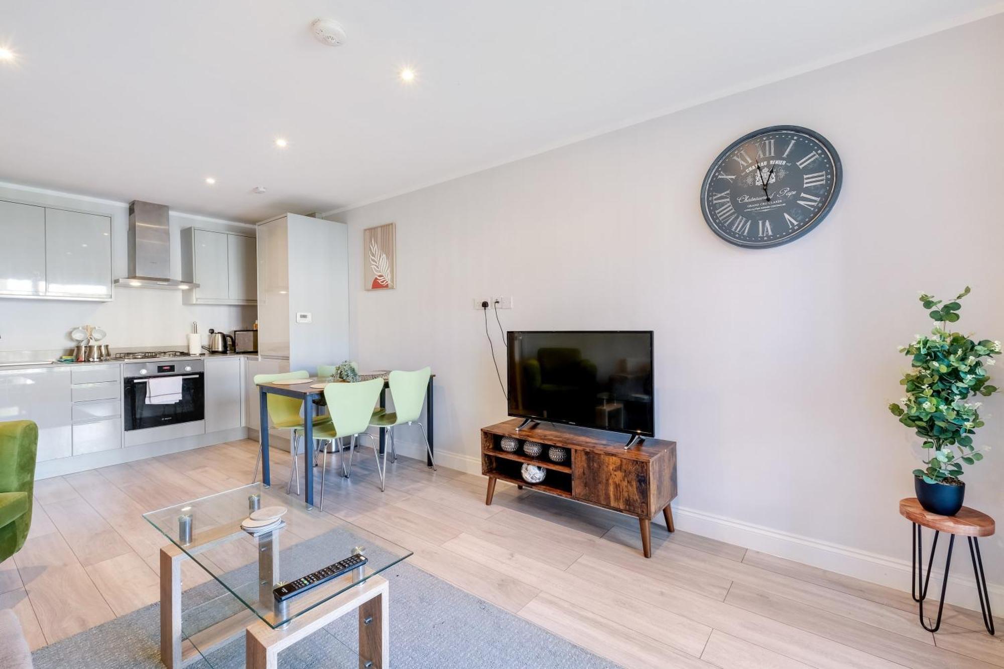 2 Bedroom Penthouse With Parking High Wycombe By 360Stays Eksteriør bilde