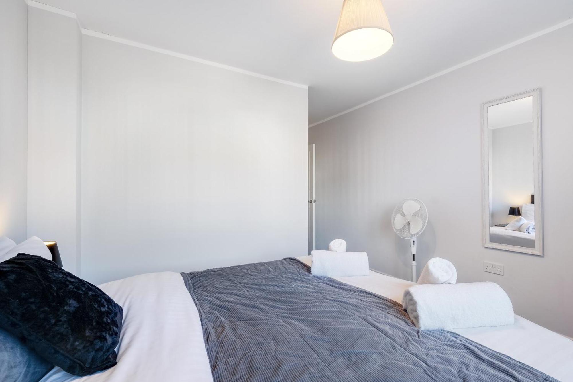 2 Bedroom Penthouse With Parking High Wycombe By 360Stays Eksteriør bilde